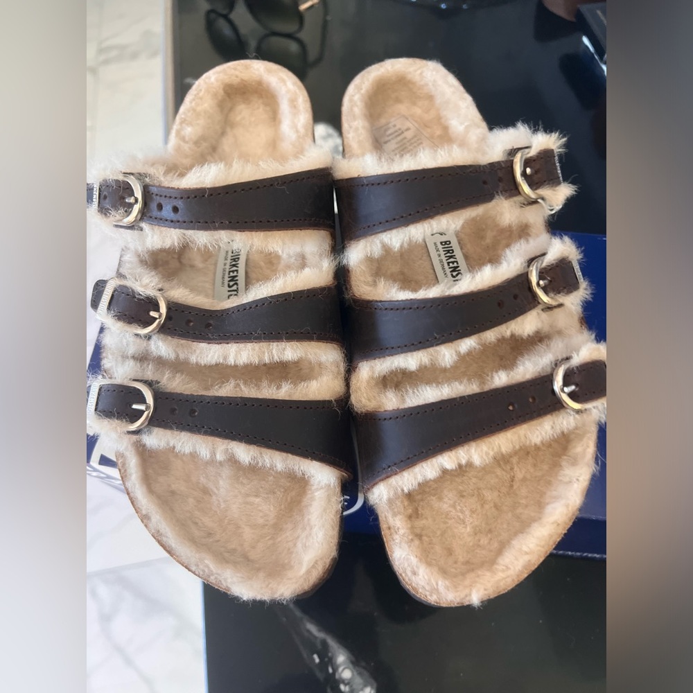 Fur sandals